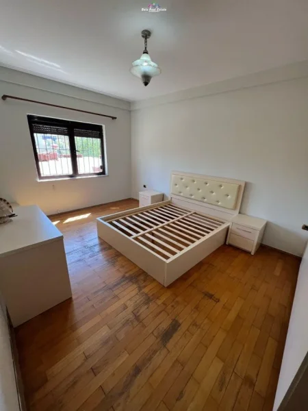 Tirane, jap me qera Vile 3+1 Kati 2, 135 m² 400 € (kodra e priftit)