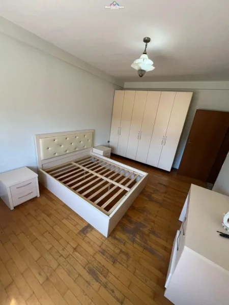Tirane, jap me qera Vile 3+1 Kati 2, 135 m² 400 € (kodra e priftit)