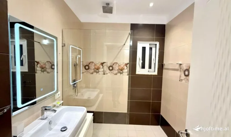 SHITET: PENTHOUSE UNIK 2+1  ( 📍 Bulevardi i Ri - Vlore) - Kati 9 - 131 m² - CMIMI: 187.000 € 🔥