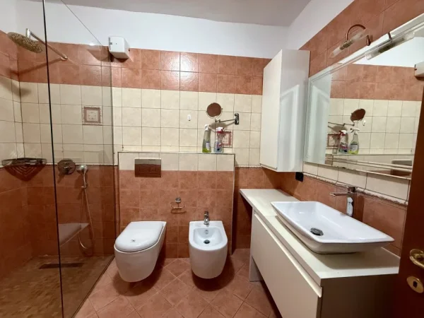 Tirane, jepet me qera apartament 2+1+Aneks+Ballkon Kati 5, 120 m² 750 € (Myslym shyri)
