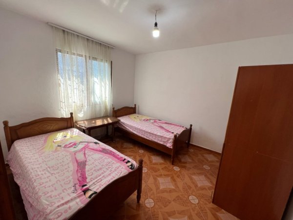 Tirane, jepet me qera shtepi 2+1 + dyqan + bace me ~ 13 vend parkim makinash, 650 €