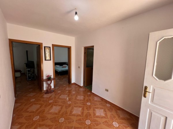 Tirane, jepet me qera shtepi 2+1 + dyqan + bace me ~ 13 vend parkim makinash, 650 €