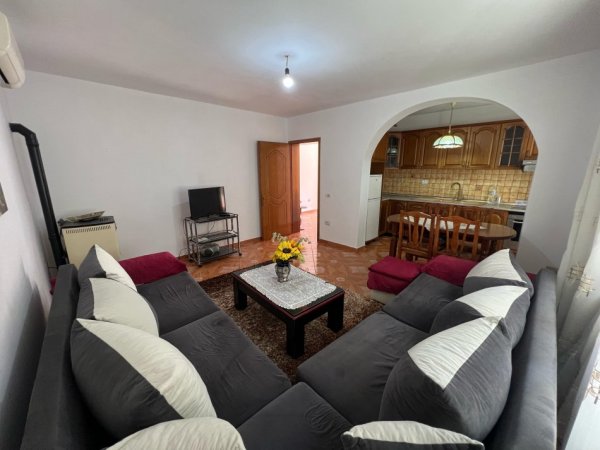 Tirane, jepet me qera shtepi 2+1 + dyqan + bace me ~ 13 vend parkim makinash, 650 €