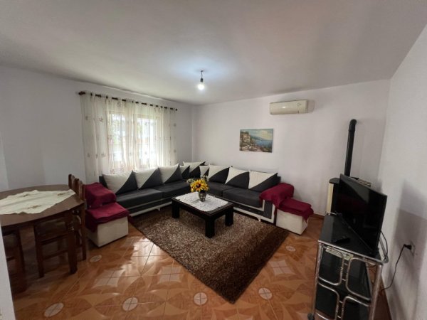 Tirane, jepet me qera shtepi 2+1 + dyqan + bace me ~ 13 vend parkim makinash, 650 €