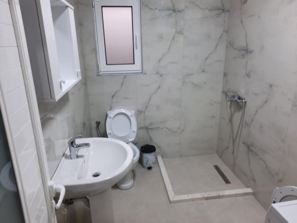 Tirane, jepet me qera Vile 1+1+Ballkon Kati 0, 55 m² 250 € (Ali Hafiz Ulqinaku, Shkoze)