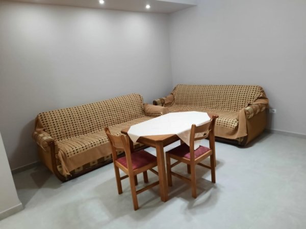 Tirane, jepet me qera Vile 1+1+Ballkon Kati 0, 55 m² 250 € (Ali Hafiz Ulqinaku, Shkoze)