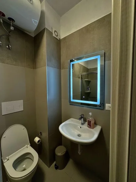 Tirane, jepet me qera apartament 1+1+Ballkon Kati 3, 65 m² 600 € (River Residence, Unaza e Re)