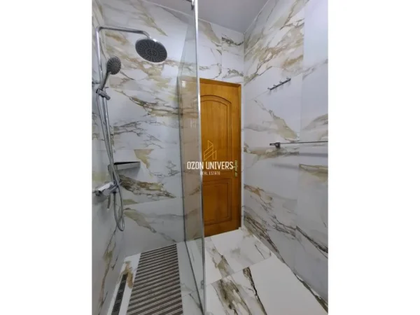 Tirane, jepet me qera apartament 1+1+Ballkon Kati 3, 65 m² 550 € (Komuna e Parisit)