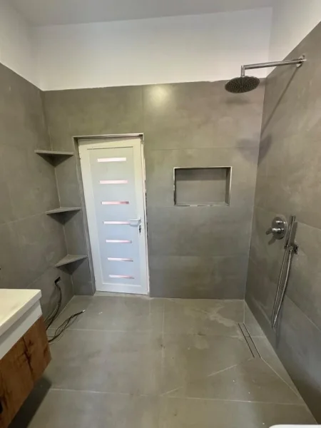 Tirane, ofroj Shtrime veshje pllakash punime mermeri