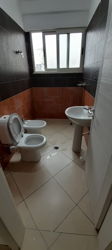 Tirane,jepet apartament me qera 2+1 Kati 3, 118 m² 400 € (Rr.Ramazan Gaxheri)