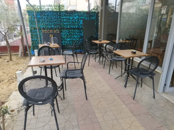 Tirane, shitet Biznes Bar Piceri Kreperi