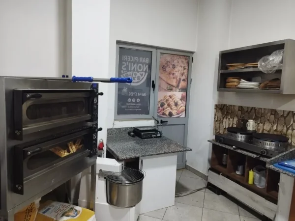 Tirane, shitet Biznes Bar Piceri Kreperi