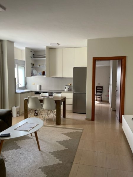 Tirane, jepet me qera 1+1 Kati 3, 65 m² 550 €