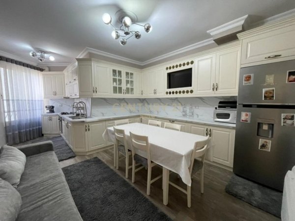 Tirane, jepet me qera apartament 2+1 Kati 2, 132 m² 600 € (fresku)