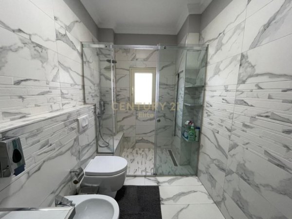 Tirane, jepet me qera apartament 2+1 Kati 2, 132 m² 600 € (fresku)