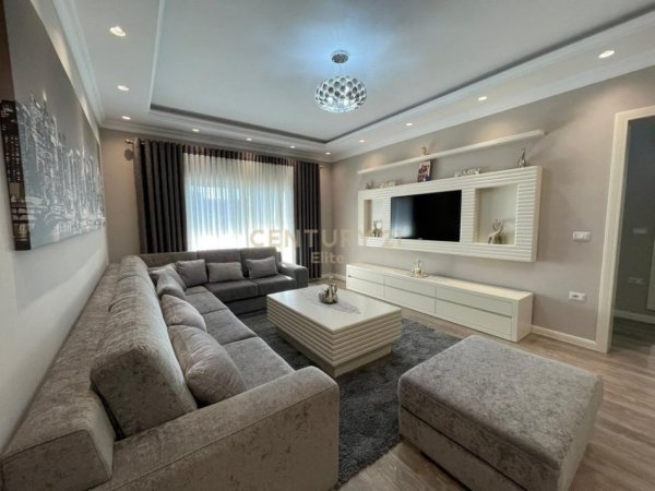 Tirane, jepet me qera apartament 2+1 Kati 2, 132 m² 600 € (fresku)