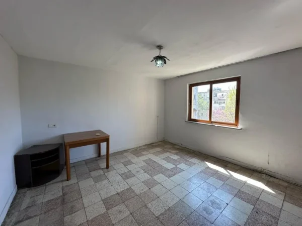 Tirane, shitet apartament 2+1+Ballkon Kati 4, 75 m² 120.000 € (Ali Dem-Bulevardi Bajram Curri)