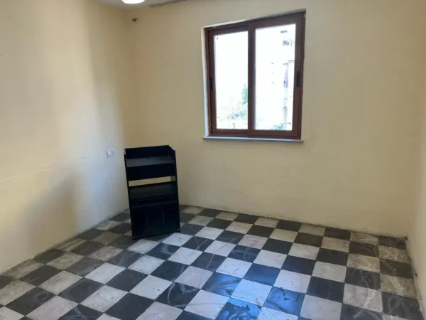 Tirane, shitet apartament 2+1+Ballkon Kati 4, 75 m² 120.000 € (Ali Dem-Bulevardi Bajram Curri)