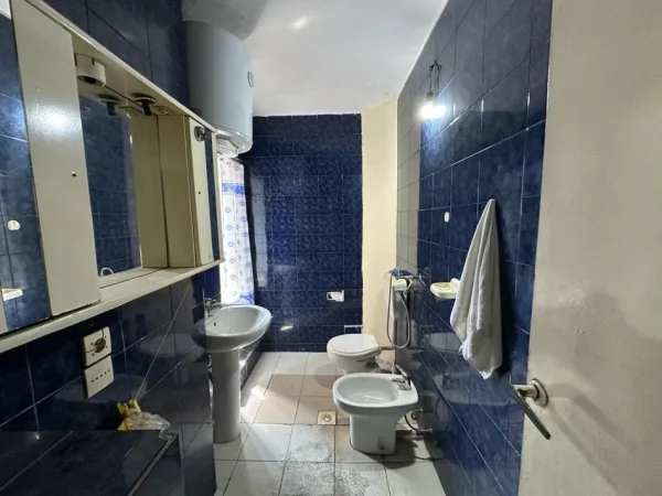 Tirane, shitet apartament 2+1+Ballkon Kati 4, 75 m² 120.000 € (Ali Dem-Bulevardi Bajram Curri)