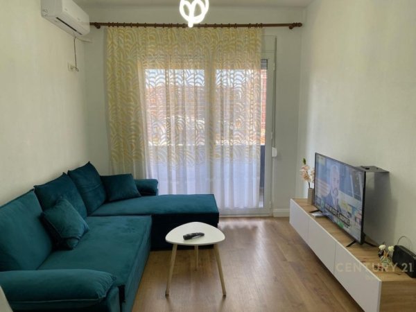 Tirane, jepet me qera apartament 1+1 Kati 4, 43 m² 500 € (ish parku)