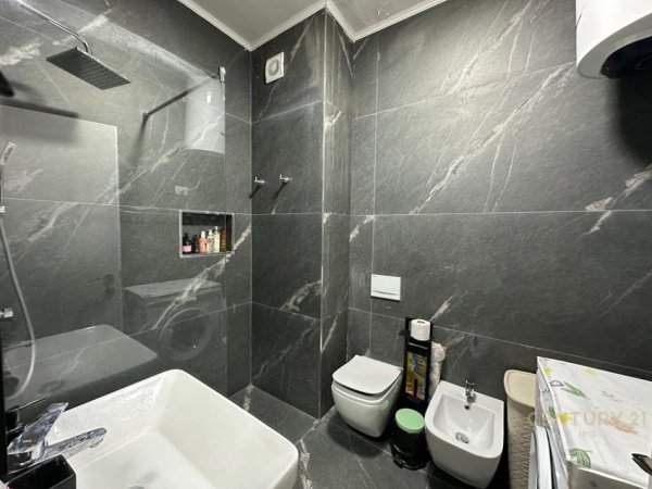 Tirane, jepet me qera apartament 1+1+Ballkon Kati 3, 850 m² 850 € (Komuna e Parisit)
