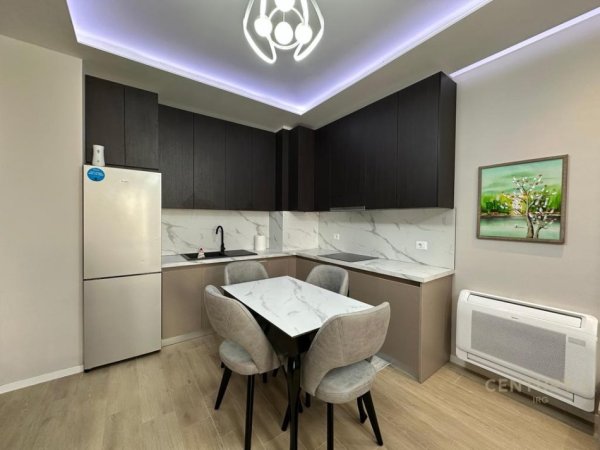 Tirane, jepet me qera apartament 1+1+Ballkon Kati 3, 850 m² 850 € (Komuna e Parisit)