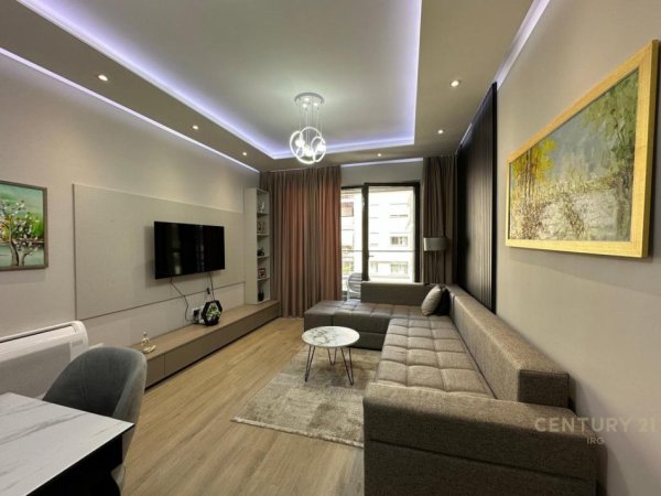 Tirane, jepet me qera apartament 1+1+Ballkon Kati 3, 850 m² 850 € (Komuna e Parisit)