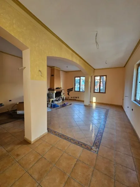 Tirane, jepet me qera ambjent biznesi Kati 3, 270 m² 2.500 € (DON BOSKO)