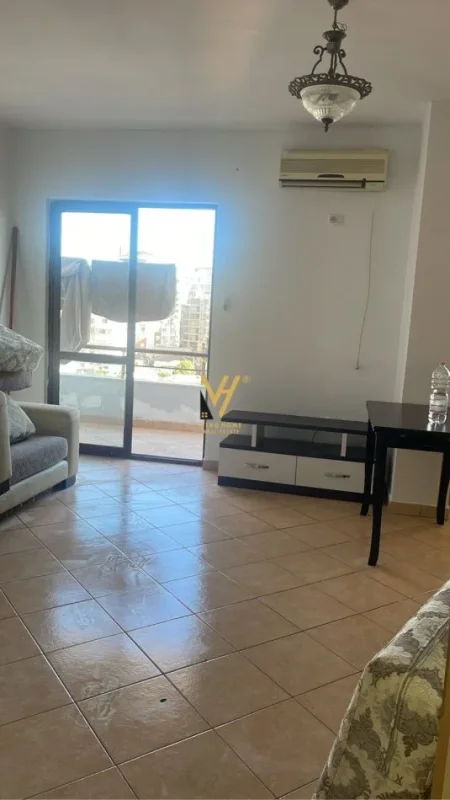 Tirane, jepet me qera apartament 1+1+Ballkon Kati 8, 70 m² 600 € (RRUGA E BARRIKADAVE)