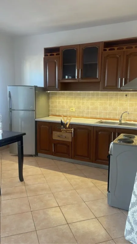 Tirane, jepet me qera apartament 1+1+Ballkon Kati 8, 70 m² 600 € (RRUGA E BARRIKADAVE)