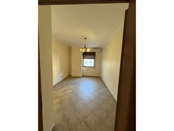 Tirane, jepet me qera apartament 2+1 Kati 2, 700 m² 700 € (Qender)