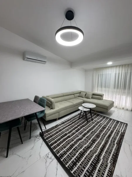 Tirane, jepet me qera apartament 1+1 Kati 2, 65 m² 450 € (Astir prane rossinit)