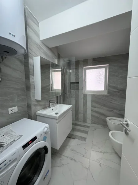 Tirane, jepet me qera apartament 1+1 Kati 2, 65 m² 450 € (Astir prane rossinit)