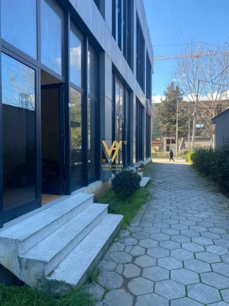 Tirane, shitet dyqan Kati 2, 50 m² 65.000 € (KAMEZ)