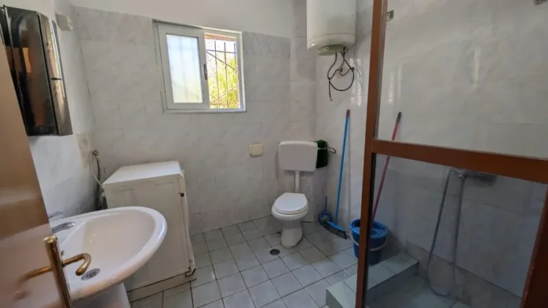 Tirane, jap me qera garsonier 1+1 Kati 1, 60 m² 300 € (Rruga Prenke Jakova)