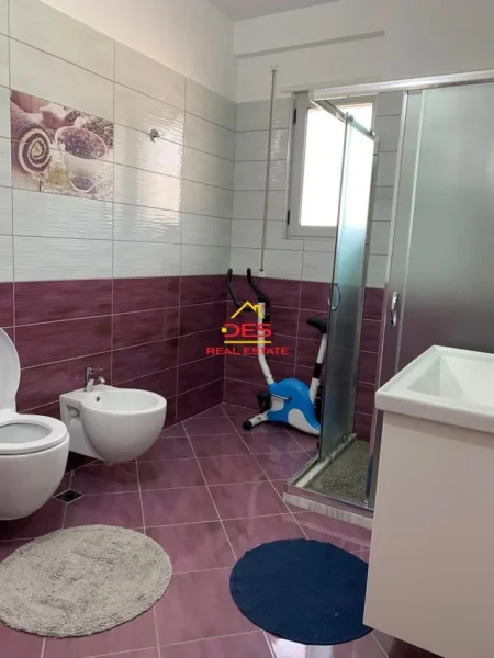 Vlore, jepet me qera apartament 2+1+Ballkon Kati 9, 130 m² 700 € (Rruga Naim Frashëri)