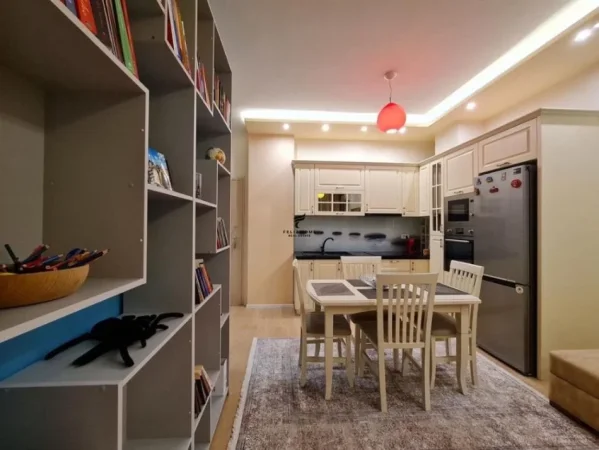 Tirane, jepet me qera apartament 1+1+Ballkon Kati 7, 58 m² 650 € (KOMUNA E PARISIT)