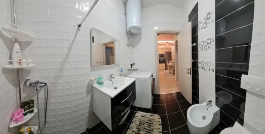 Tirane, jepet me qera apartament 1+1+Ballkon Kati 7, 58 m² 650 € (KOMUNA E PARISIT)