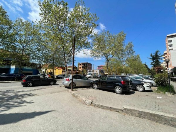 Tirane, jepet me qera dyqan Kati 0, 248 m² 2.500 € (Rruga Kastriotet, Prane spitalit Hygea)
