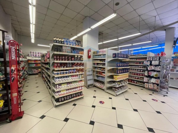 Tirane, jepet me qera dyqan Kati 0, 248 m² 2.500 € (Rruga Kastriotet, Prane spitalit Hygea)