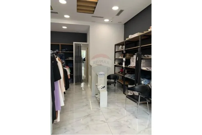 Tirane, jepet me qera dyqan , 37 m² 500 € (Rruga Rosina Plaku)