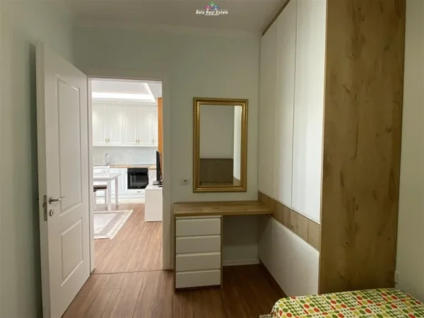 Tirane, jepet me qera apartament 2+1+Ballkon Kati 3, 75 m² 550 € (Sauk, prane Karburantit)