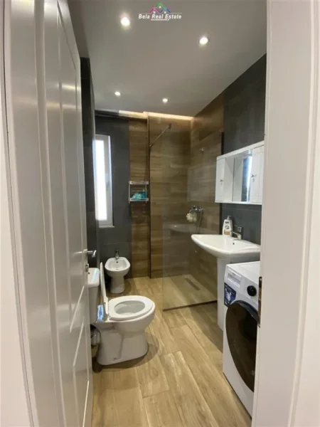 Tirane, jepet me qera apartament 2+1+Ballkon Kati 3, 75 m² 550 € (Sauk, prane Karburantit)