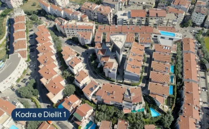 Tirane, jepet me qera apartament 3+1+Ballkon Kati 2, 130 m² 1.300 € (KODRA E DIELLIT)