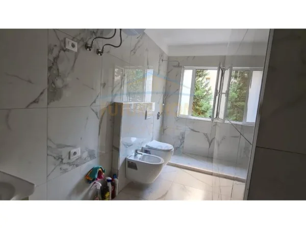 Tirane, shitet apartament 1+1+Ballkon Kati 1, 58 m² 160.000 € (Komuna e Parisit)