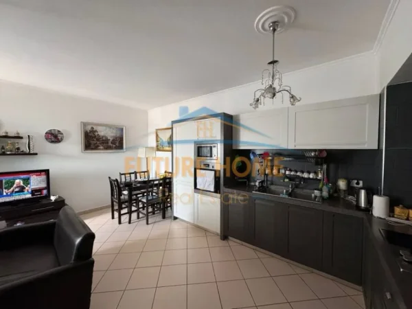 Tirane, shitet apartament 1+1+Ballkon Kati 11, 85 m² 160.000 € (Rruga e Kavajes)