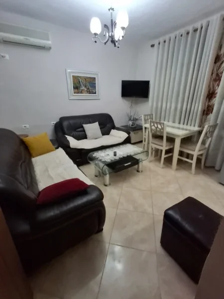 Tirane, jepet me qera apartament 1+1 Kati 1, 400 € (Rruga e dibres)