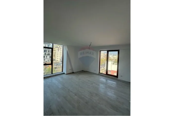Tirane, jepet me qera ambjent biznesi Kati 5, 156 m² 2.800 € (Rr. e Kavajes)