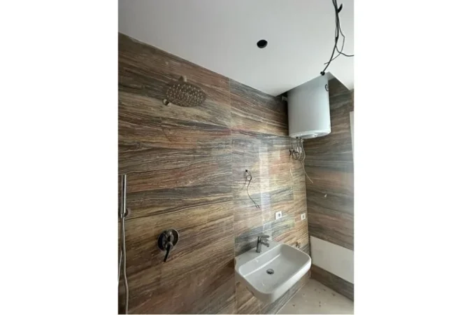 Tirane, jepet me qera ambjent biznesi Kati 5, 156 m² 2.800 € (Rr. e Kavajes)