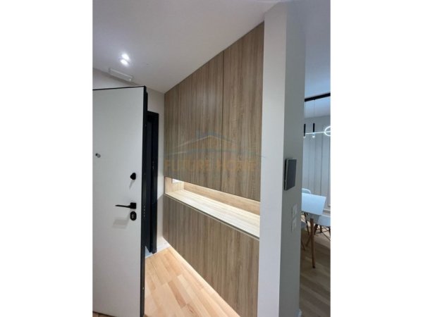 Tirane, jepet me qera apartament 2+1+Ballkon Kati 5, 130 m² 2.200 € (Lake View Residence, Tiranë.)